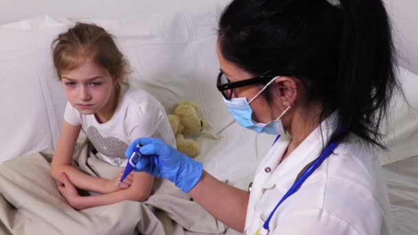 Woman Doctor Measure Girl Body Temperature — Stock Video