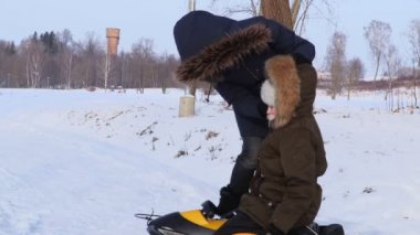 Soğuk sabah çocuk kış bezi sabitleme anne