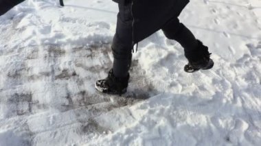 Kar kürekini kullanan kadın. Üst görünüm