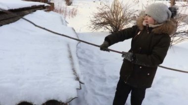 Kış aylarında kar ile oynayan mutlu çocuk