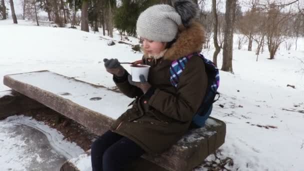 Petite Fille Assise Sur Banc Dans Parc Mangeant Pudding Chocolat — Video