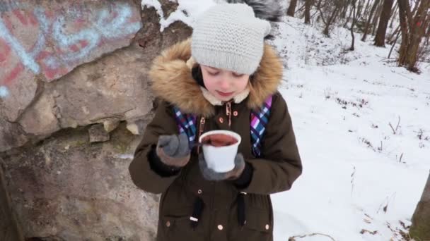 Kışın Beton Duvar Yakınında Çikolata Puding Yiyen Çocuk — Stok video