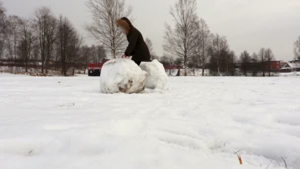 Niña Jugando Con Nieve Frío Día Invierno — Vídeo de stock