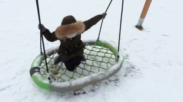 Kleines Mädchen Winter Auf Spielplatz — Stockvideo