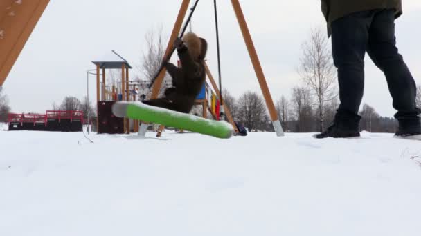 Vater Mit Tochter Winter Auf Spielplatz — Stockvideo