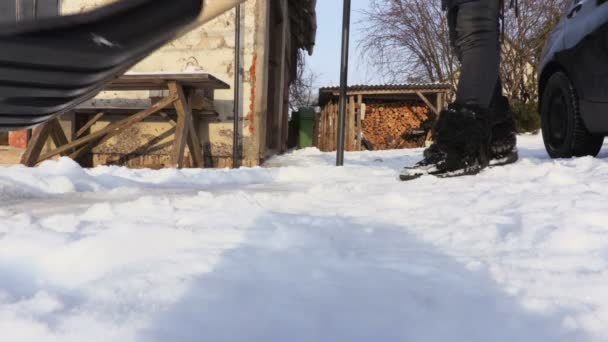 Mujer Usando Pala Nieve Patio Cubierto Nieve — Vídeo de stock