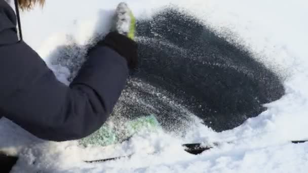 Mujer Limpieza Nieve Cubierto Coche Ventana — Vídeo de stock