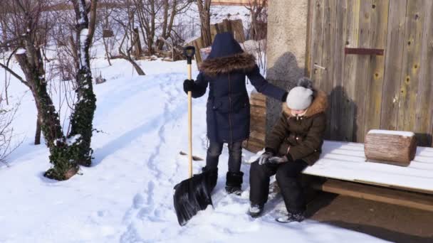 Familia Limpieza Patio Frío Día Invierno — Vídeos de Stock