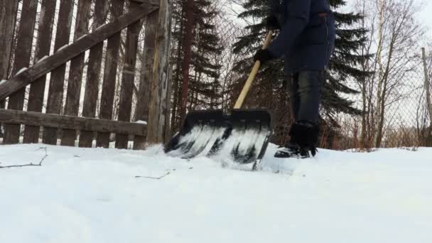 Vrouw Opruimen Rond Tuinpoorten — Stockvideo