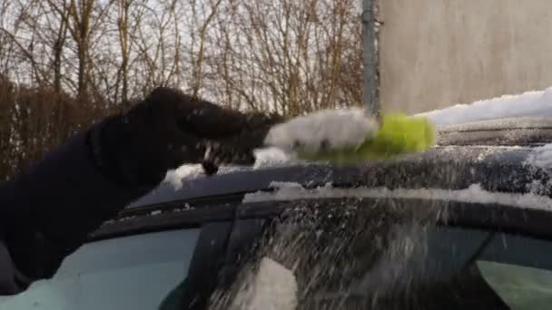Жінка Щіткою Прибирає Сніг Покритий Автомобіль Зверху — стокове відео