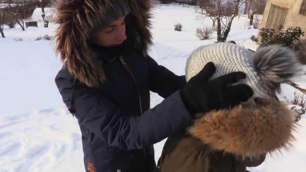 Matka Posprzątać Córki Płaszcz Zimowy — Wideo stockowe