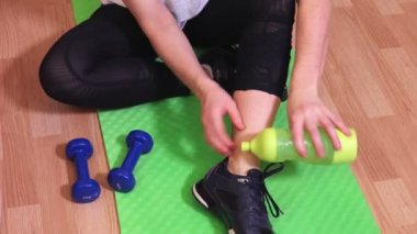 Kadın ayak bileği yaralanması ile işten sonra