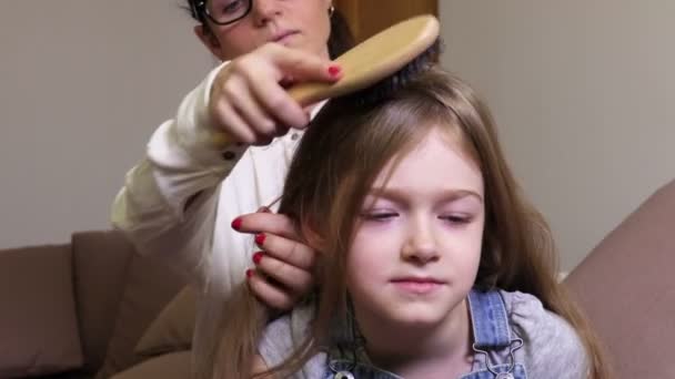 Córka Start Uśmiechając Się Gdy Matka Czesanie Jej Włosy — Wideo stockowe