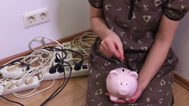 Γυναίκα Έβαλε Κέρματα Στο Κουμπαράς Έννοια Εξοικονόμησης Ηλεκτρισμού — Αρχείο Βίντεο