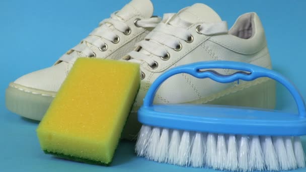 Zapatillas Blancas Concepto Limpieza — Vídeo de stock