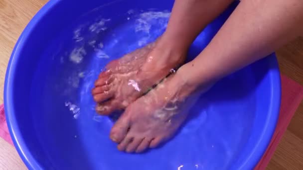 Femme Utilisant Bain Pieds Fait Maison — Video