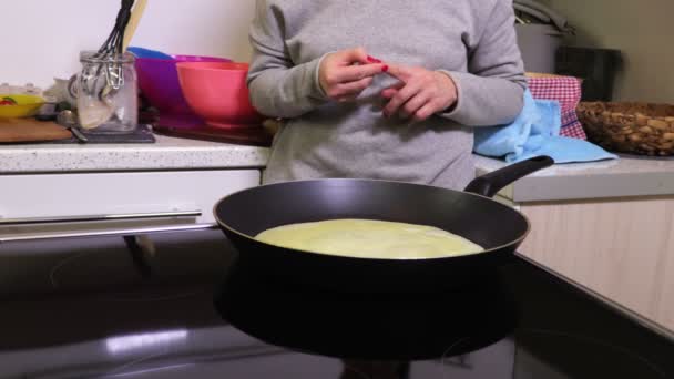 Mujer Cocinando Cocina — Vídeo de stock