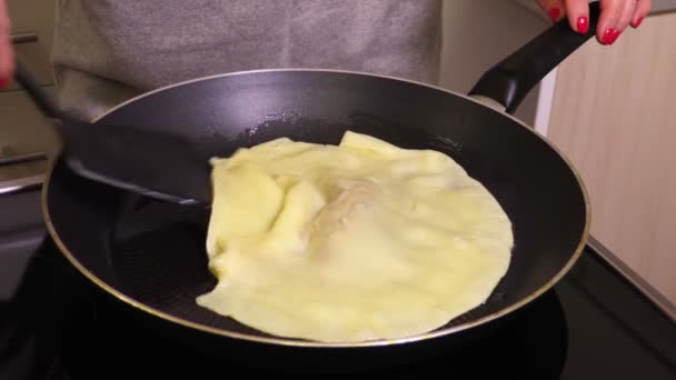 Woman Try Cooking Pancakes — Stock Video