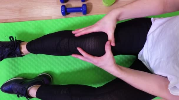 妇女在健身垫与痛苦的腿 顶视图 — 图库视频影像