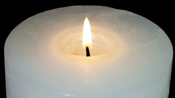 白色燃烧的蜡烛熄灭 — 图库视频影像