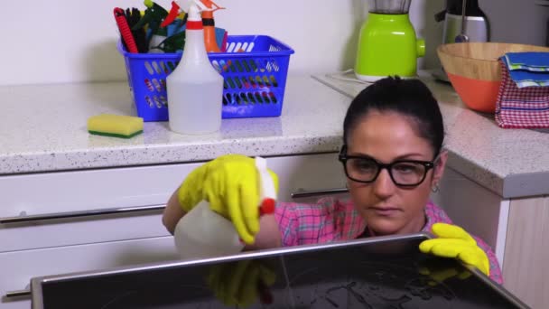 Γυναίκα Καθαρίσει Κουζίνα — Αρχείο Βίντεο