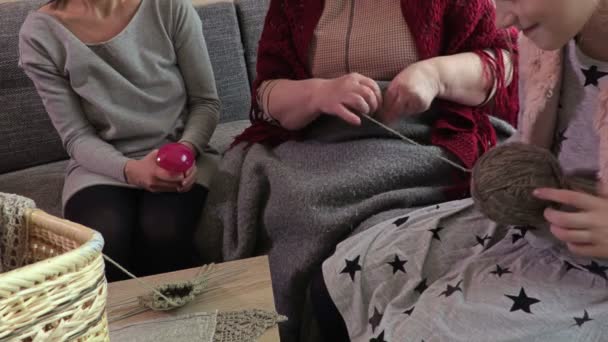 Daughter Granddaughter Take Grandmother Lesson Knitting — Stock Video