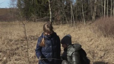  Orman yolunda aile yürüyüşü