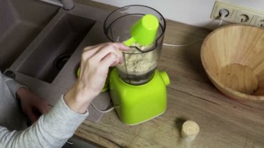 Blender içinde protein kokteyli yapan kadın