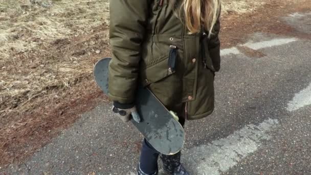 屋外でスケートボードを持つ小さな女の子 — ストック動画