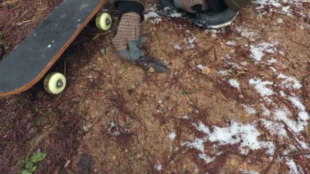 Küçük Kız Çam Konileri Toplama — Stok video