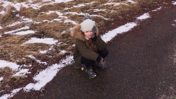 Kleines Mädchen Sitzt Auf Skateboard — Stockvideo