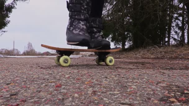Kleines Mädchen Lernt Skateboard Auf Babyniveau — Stockvideo