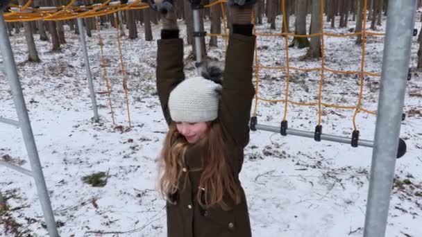 Маленька Дівчинка Дитячому Майданчику Взимку — стокове відео