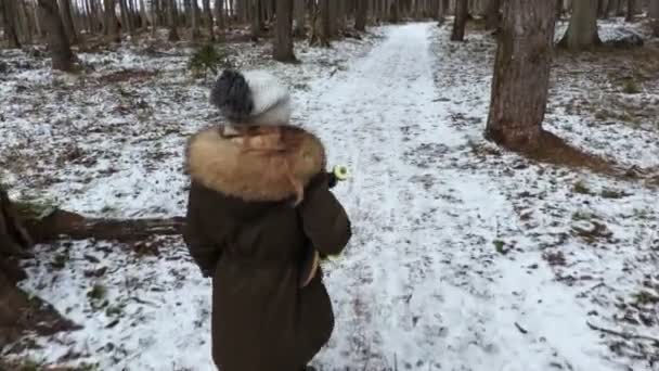 Μικρό Κορίτσι Που Περπατάει Στο Χιόνι Καλυμμένο Μονοπάτι — Αρχείο Βίντεο