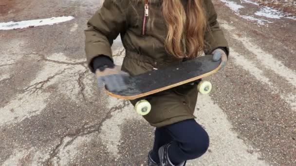 Liten Flicka Hållande Och Rengöring Skateboard — Stockvideo