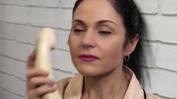 Женщина Разговаривает Ретро Телефону — стоковое видео