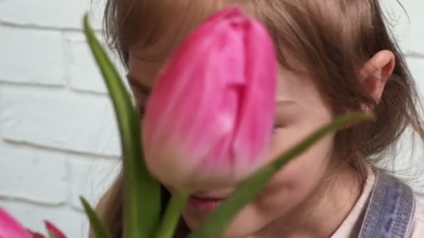 女儿与郁金香花束 — 图库视频影像