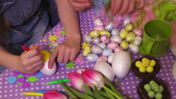 Familia Decorar Huevo Decoración Pascua Mesa Casa — Vídeo de stock