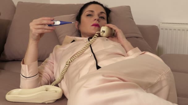 Donna Con Telefono Retrò Termometro Sdraiata Sul Divano — Video Stock