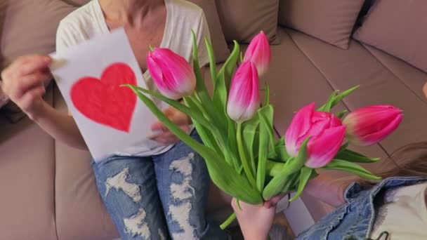 母亲节快乐 母亲和女儿与鲜花 — 图库视频影像
