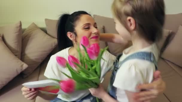 Dochter Moeder Met Boeket Van Tulpen — Stockvideo