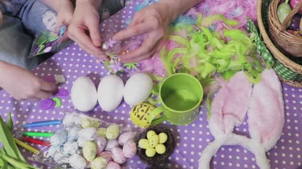 Espacio Trabajo Con Huevos Pascua Decorativos — Vídeo de stock