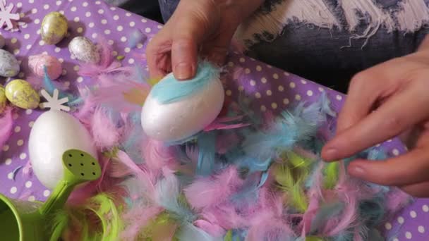 与复活节装饰蛋和羽毛的女人 — 图库视频影像