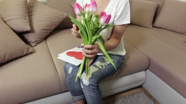 Gelukkige Vrouw Houden Boeket Van Tulpen Mothers Day Concept — Stockvideo