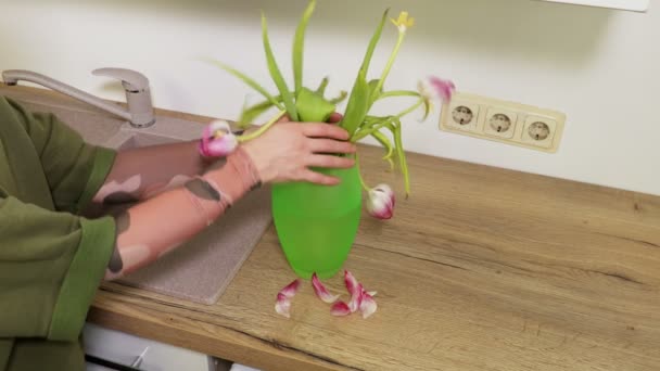 Vrouw Verwijderen Verwelkte Bloemen Uit Groene Kom — Stockvideo