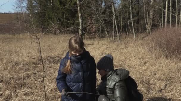 Caminata Familiar Por Sendero Forestal — Vídeos de Stock