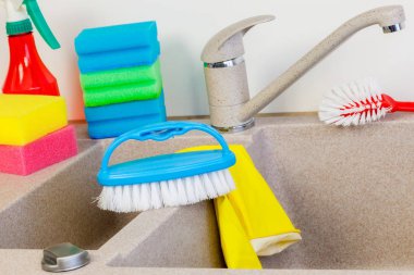 Küçük fırça ve musluk yakın mutfak lavabo üzerinde sünger. Temizlik konsepti