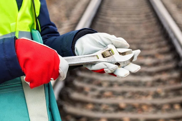 鉄道近くに調整可能なレンチを持つ女性鉄道従業員 — ストック写真