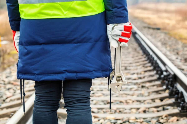 Bahnmitarbeiterin Mit Schraubenschlüssel Bei Bahn — Stockfoto
