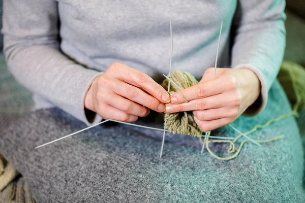 Strickende Frau Aus Nächster Nähe — Stockfoto